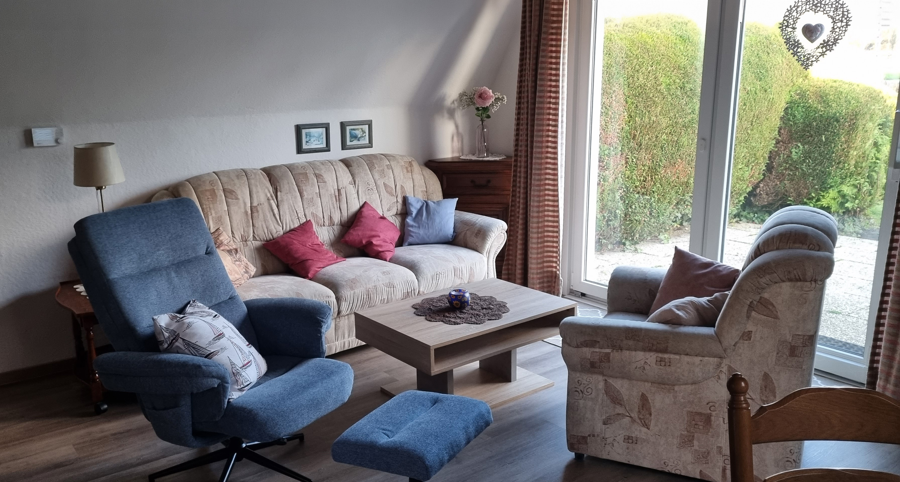 Wohnbereich mit Sofa und Terrasse